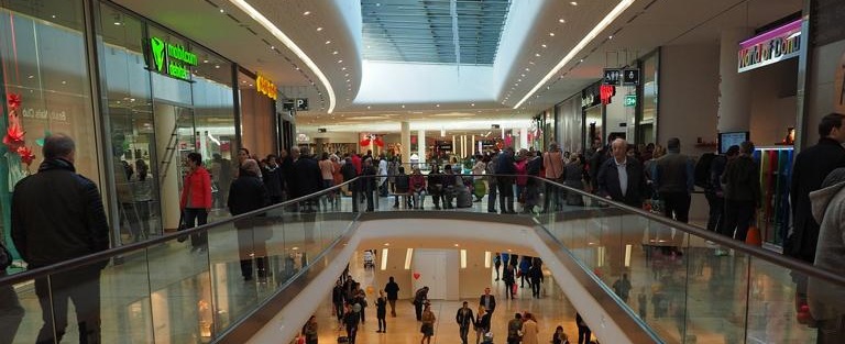 Einkaufszentrum mit vielen Einkäufern